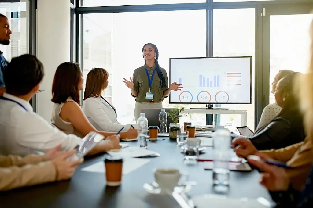 consultoria industrial, aprovisionamento, equipa de profissionais analisando relatórios de logística e fornecimentos