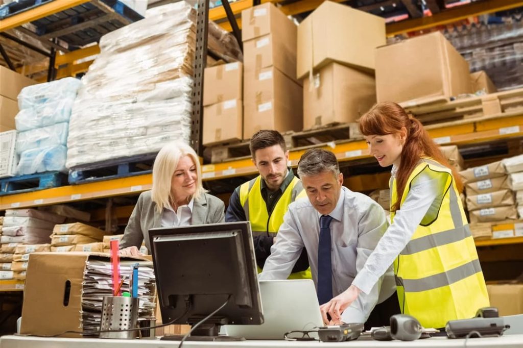 consultoria industrial, aprovisionamento, um consultor industrial orientando uma equipa